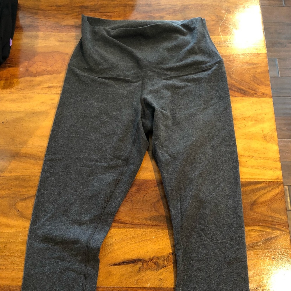 Size 8 lululemon Wunder Under crop